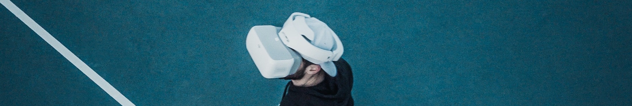 Ein Bild von einem Mann mit VR-Brille.